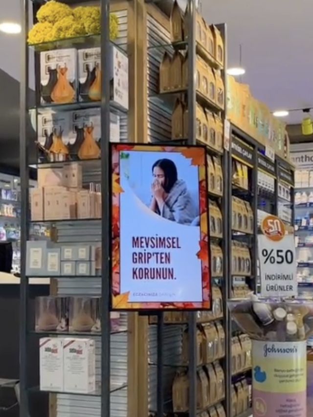 Reyon standına monte edilmiş mevsimsel grip içerikli ekran