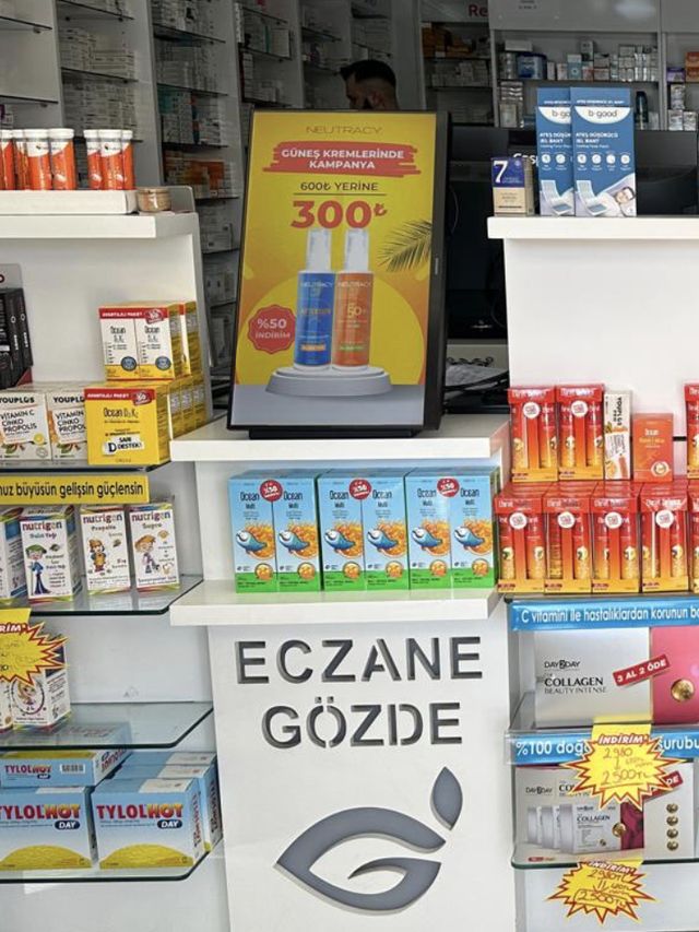 Eczane tezgâhında güneş kremi kampanyası ekranı